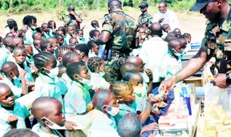 Manoka : le BIR offre du matériel à une école